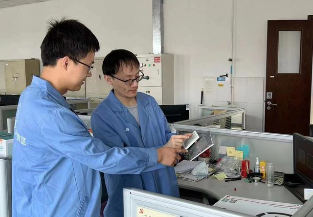 科研人员在测试防热材料。火箭院 供图