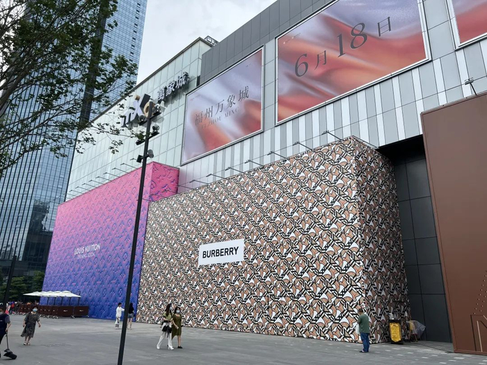 开业现场直击!福州万象城一楼LV、Gucci、Prada围挡,餐饮大排长龙......__财经头条__新浪财经