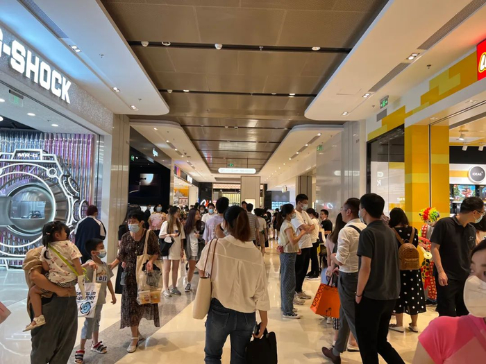开业现场直击!福州万象城一楼LV、Gucci、Prada围挡,餐饮大排长龙......__财经头条__新浪财经