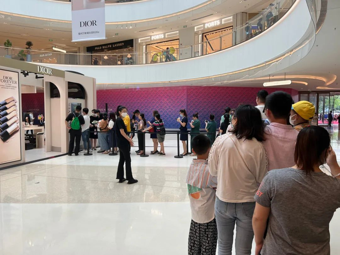 开业现场直击!福州万象城一楼LV、Gucci、Prada围挡,餐饮大排长龙......__财经头条__新浪财经