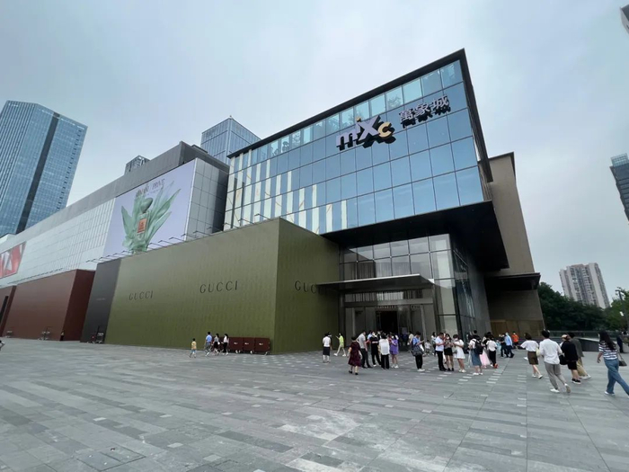 开业现场直击!福州万象城一楼LV、Gucci、Prada围挡,餐饮大排长龙......__财经头条__新浪财经