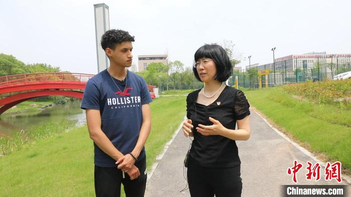 尤加采访刘锐 干儒森 　摄