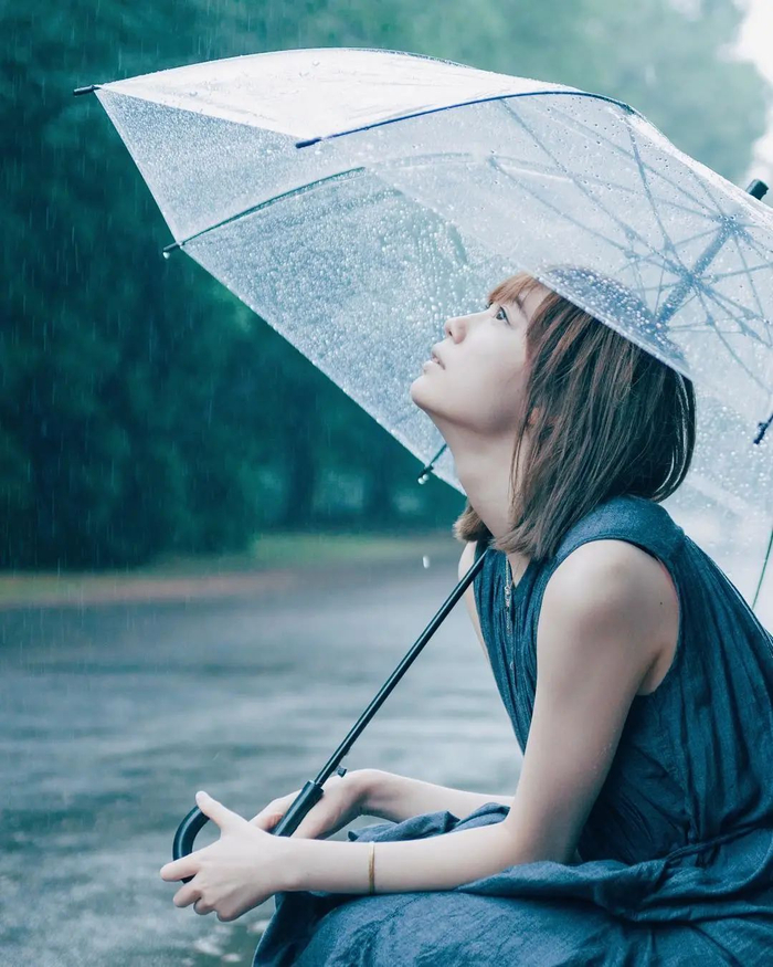 08takutaki08takeru kohara之前我们也出过关于透明伞的拍照姿势