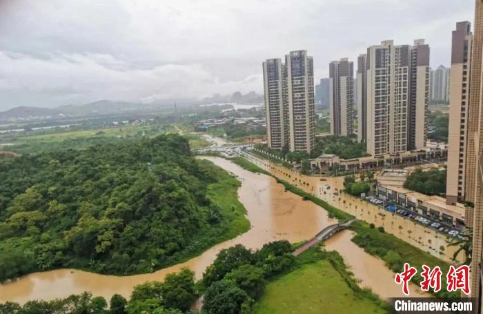 韶关市武江区盆景山公园附近路段水浸严重。　邓小敏 摄