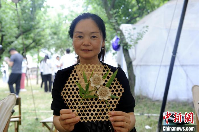 图为滦镇乔村的妇女展示制作成功的手工艺品。　高铖 摄