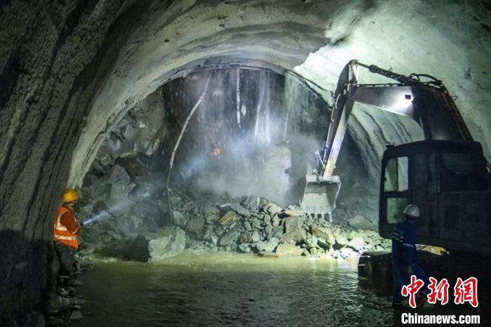 小相岭隧道地质条件脆弱，贯通点出现小垮塌。　刘忠俊 摄