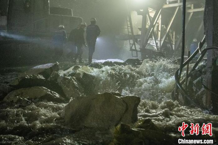 小相岭隧道内突涌水量较大，给施工建设增添了不少困难。　刘忠俊 摄