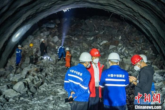 隧道贯通点前设计、技术人员与施工方会商解决后续的垮塌治理。　刘忠俊 摄