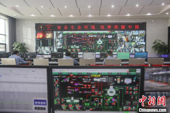 图为中央控制室内，工作人员在此监测全厂设备的运行情况。　刘力鑫 摄