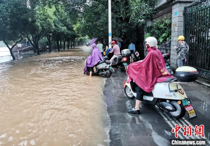 中新网桂林6月21日电 题：直击桂林持续强降雨：街道成“河”多个景区封园