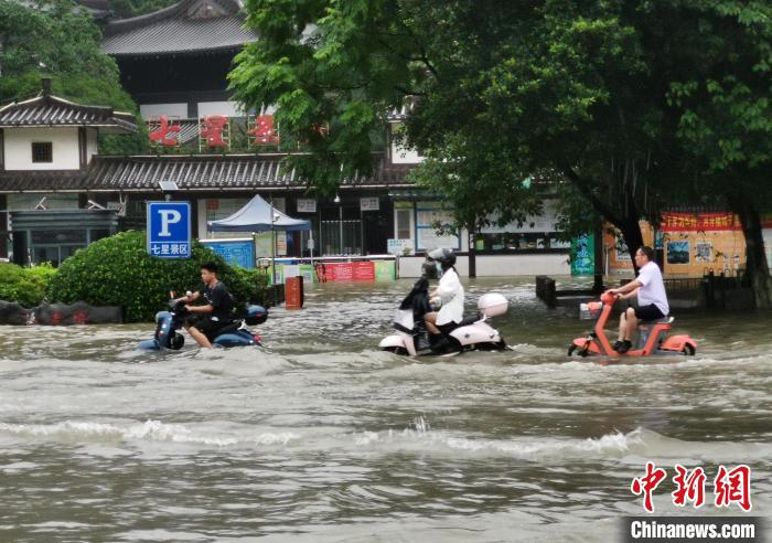 图为桂林七星景区门口，街道成“河”。　欧惠兰 摄