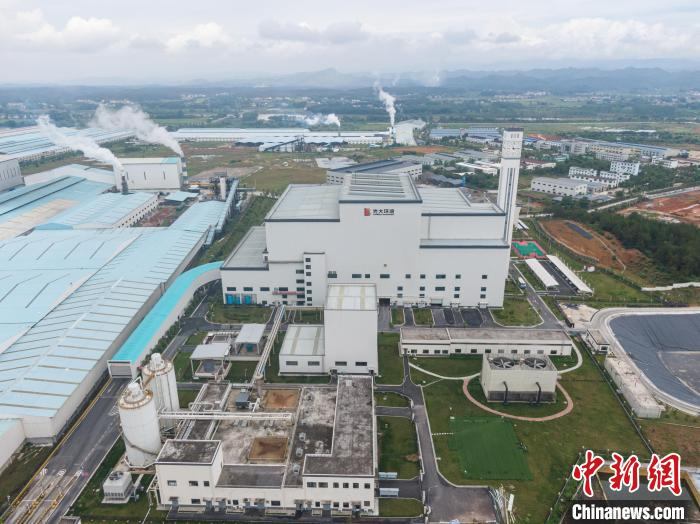 图为航拍修水县生活垃圾焚烧发电项目全景，该项目总投资4.27亿元，占地面积116.7亩。　刘力鑫 摄