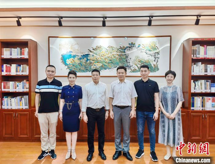 合影留念。　吴允杰 摄