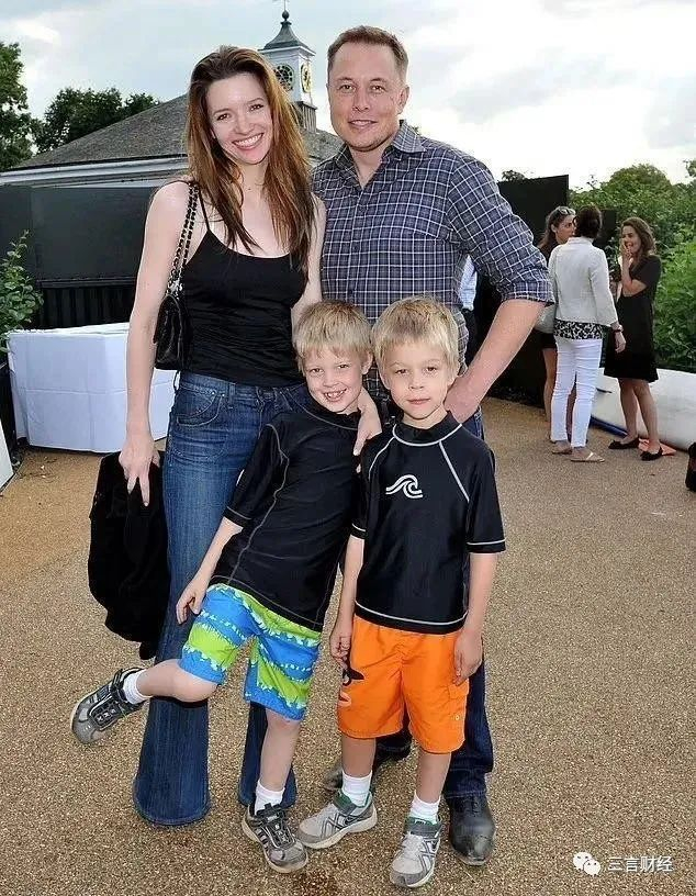 马斯克与第二任妻子莱莉和他的双胞胎儿子Xavier和Griffin合影