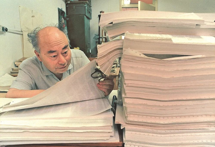 1996年，于敏在北京办公室查阅计算机数据。