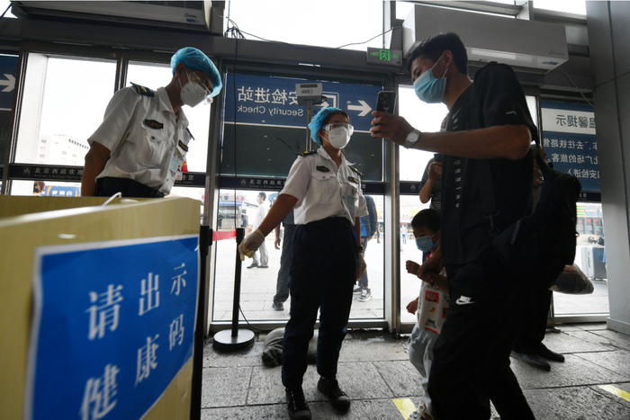 ▲民众正在向工作人员出示健康码。新京报记者 王贵彬 摄