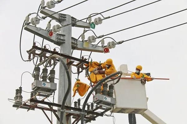 （国网河南电力员工开展带电消缺，确保设备可靠运行。游岩岩摄）