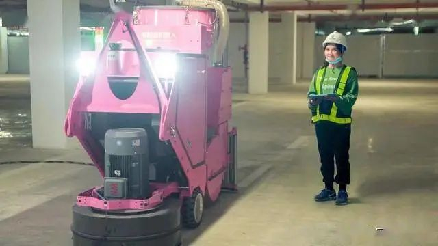 △蒋海鸥操作地坪研磨机器人 &nbsp;&nbsp;来源：乐居网