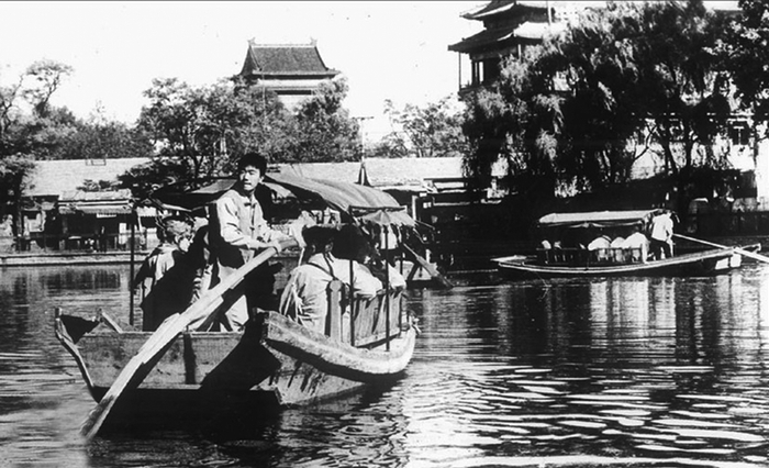 1999年，游客泛舟什刹海，仿佛置身江南水乡。徐尚林/摄