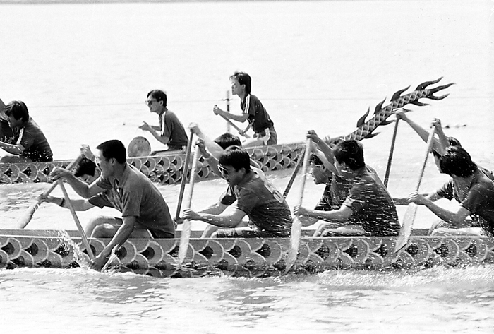 1990年，迎亚运昆明湖杯龙舟大赛在颐和园昆明湖开赛。叶用才/摄