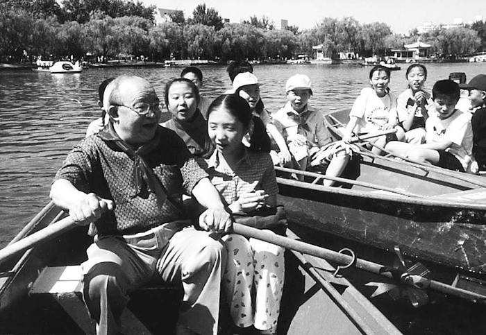 2001年，歌曲《让我们荡起双桨》的词作者乔羽，同和平里一小学生在公园荡起双桨，唱起了这首影响几代人的歌。吴强/摄
