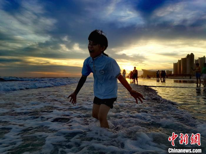 图为一名孩童在水中戏耍。　翟李强 摄