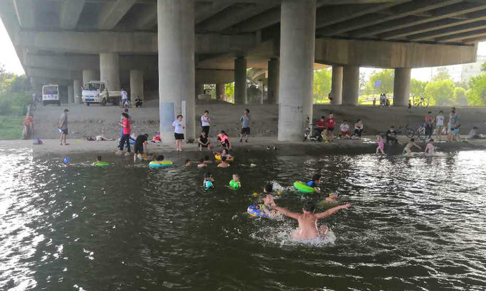 2020年夏天，永定河门城湖公园保安在劝阻正在戏水的孩子