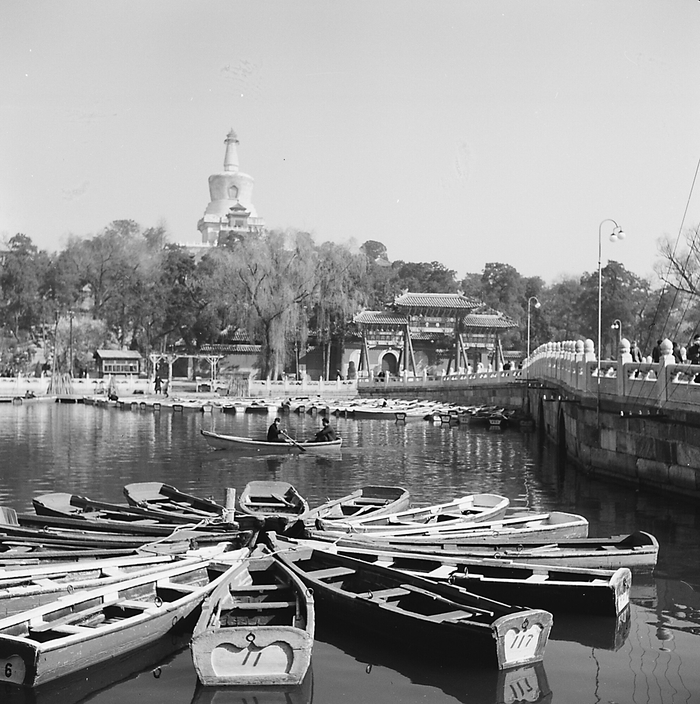 1961年春，北海公园碧波荡漾，岸边备好的手划船静静地等待游客的到来。高宏/摄