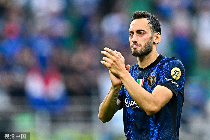 恰尔汗奥卢上赛季从AC米兰转会国米。