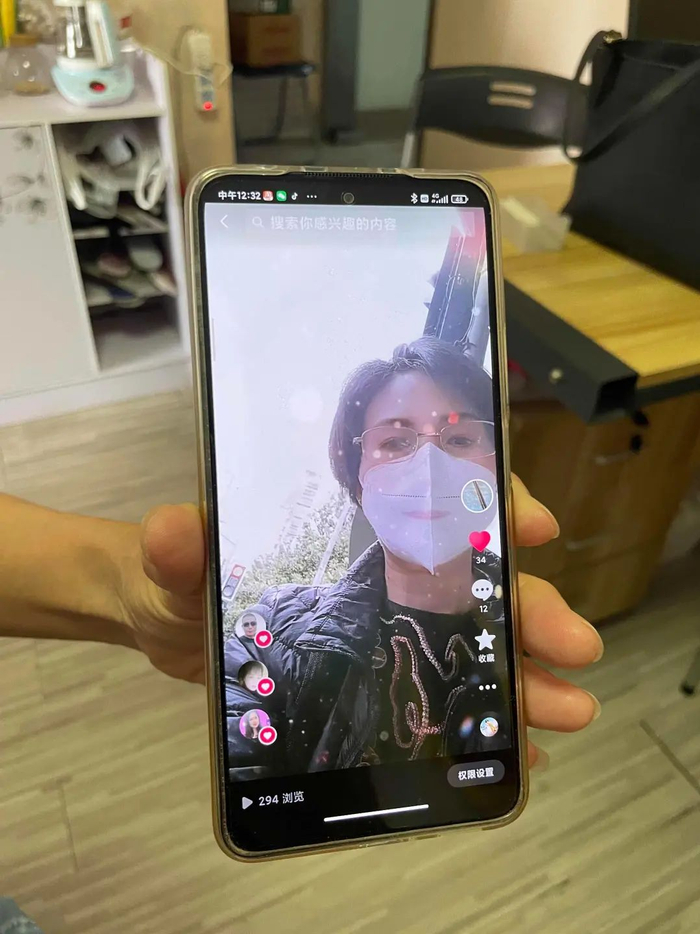 日常生活中，刘晓静拍视频记录生活。