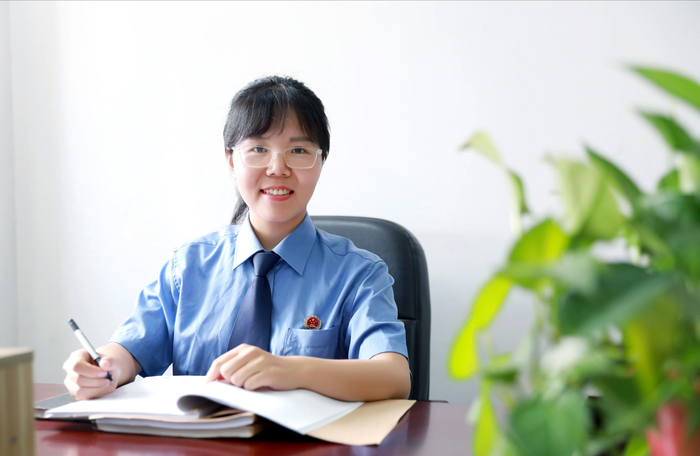 　　工作中的王晶晶