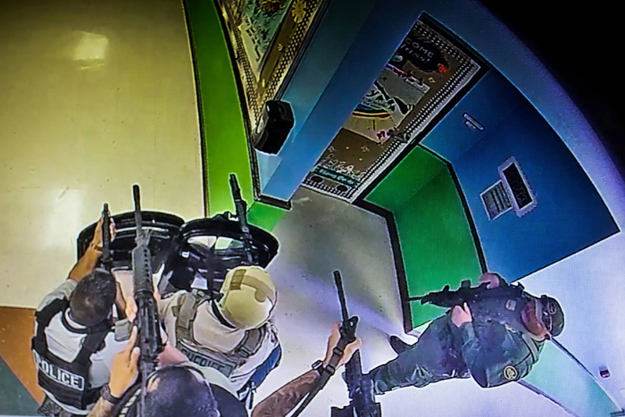 美国得州小学枪击案发生期间，当地警方与枪手长时间对峙 图自美媒