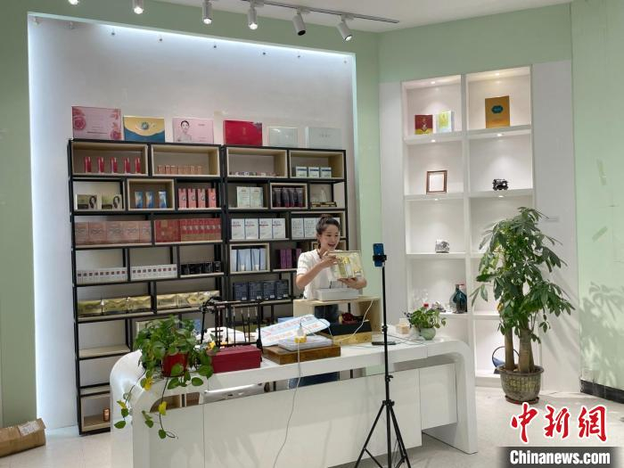 在大源电商直播基地的“618”专场直播中，阿凯向网友推荐化妆品。　张智虹 摄