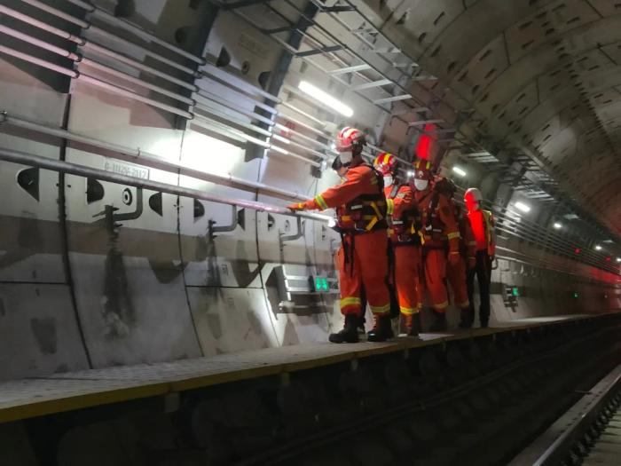 　　太原市消防救援支队高新大队联合太原中铁轨道公司开展地铁防汛综合应急演练。图片来源：太原消防微信公众号