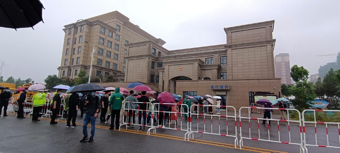 ↑2021年9月18日，河南开封，“错换人生28年”案于开封城乡一体化示范区法院再开庭。图片来自ICphoto