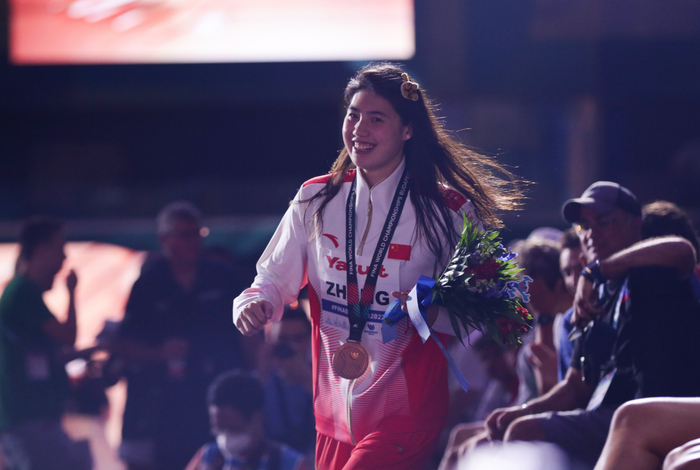 6月22日，张雨霏在颁奖仪式后。  新华社记者 郑焕松 摄