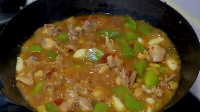 四川特色山椒兔的家常做法，肉质鲜嫩开胃下饭，没出锅都咽口水了