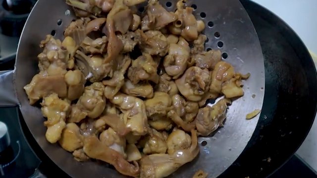 四川特色山椒兔的家常做法，肉质鲜嫩开胃下饭，没出锅都咽口水了