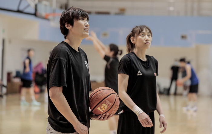 在首钢女篮的教练团队中，史秀峰要从“菜鸟”做起。  北京首钢篮球俱乐部供图