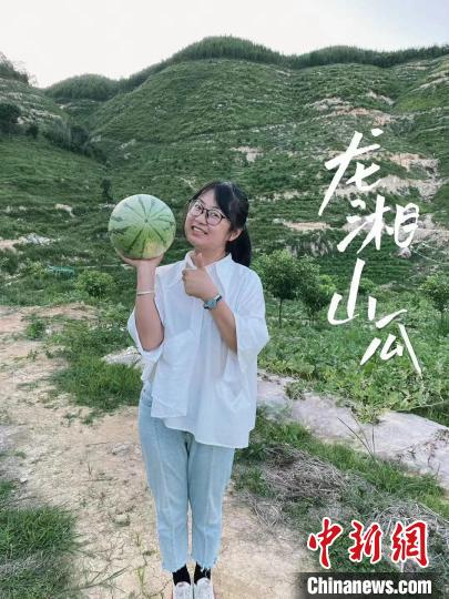 福州市永泰县嵩口镇龙湘村党支部书记林露露推介当地的特产。　受访者供图