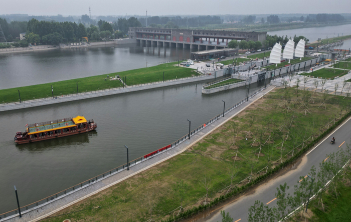 游船即将驶入杨洼船闸