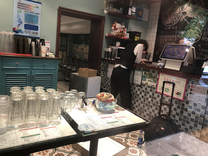 星发餐室巨鹿路店内，没有客人，店员的主要工作是消杀和打扫卫生。澎湃新闻记者 李佳蔚 图