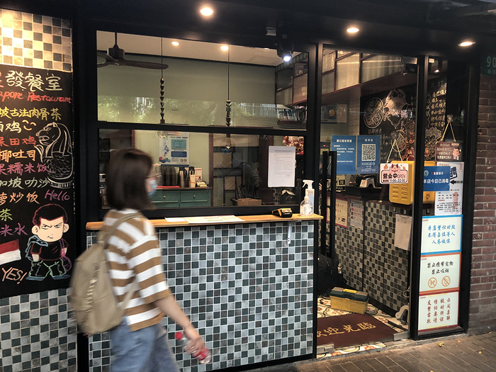 6月23日，星发餐室巨鹿路店，该店主卖新加坡菜。澎湃新闻记者 李佳蔚 图