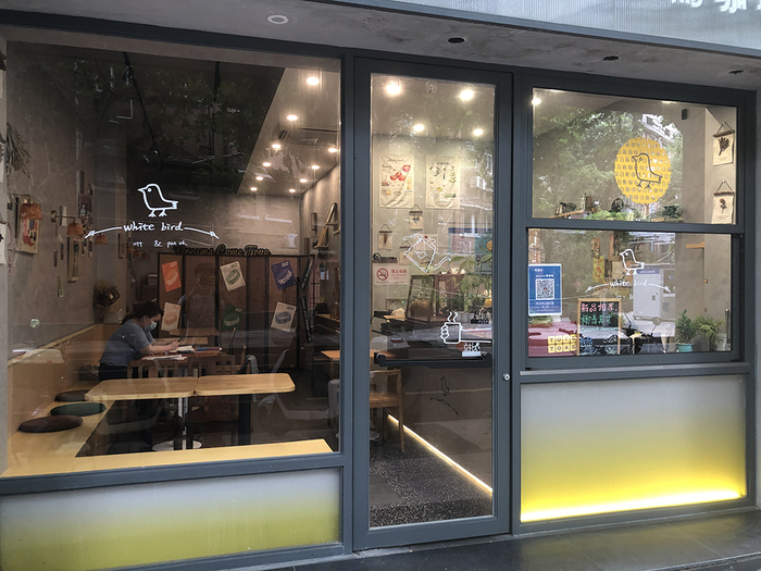 6月23日下午，上海南昌路上，白鸟咖啡馆店主李女士独自坐在店内。澎湃新闻记者 李佳蔚 图