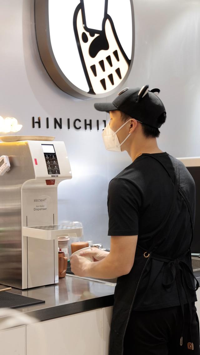 殷天保练习制作咖啡 澎湃新闻记者 邹桥 图