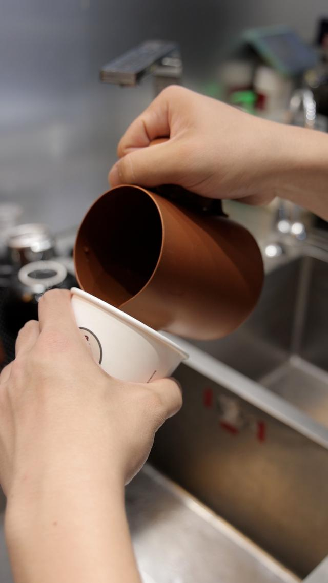 殷天保练习制作咖啡 澎湃新闻记者 邹桥 图