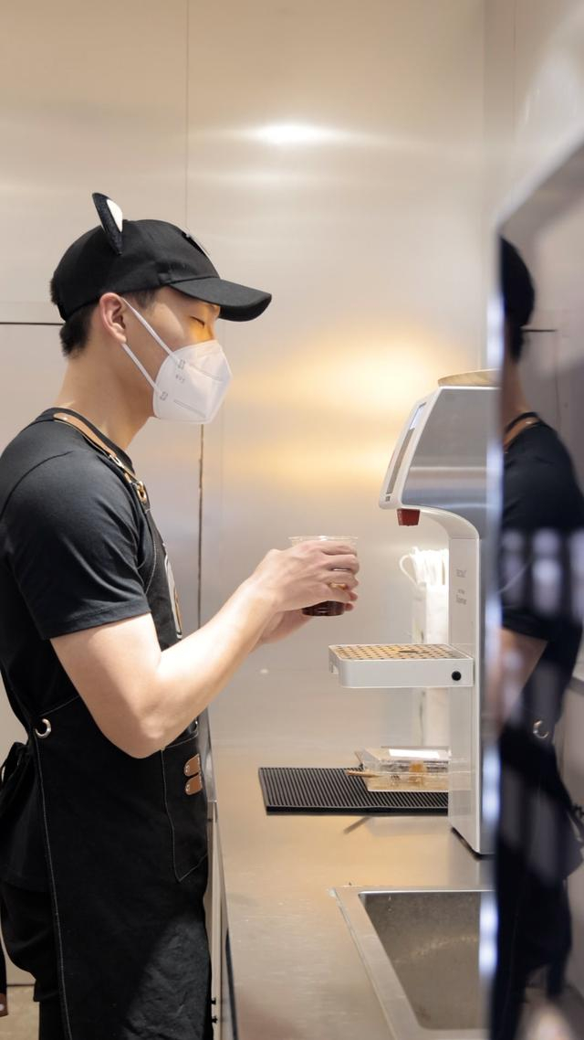 殷天保练习制作咖啡 澎湃新闻记者 邹桥 图