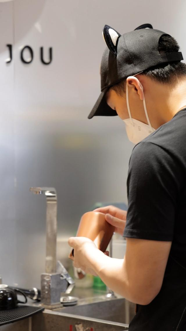 殷天保练习制作咖啡 澎湃新闻记者 邹桥 图