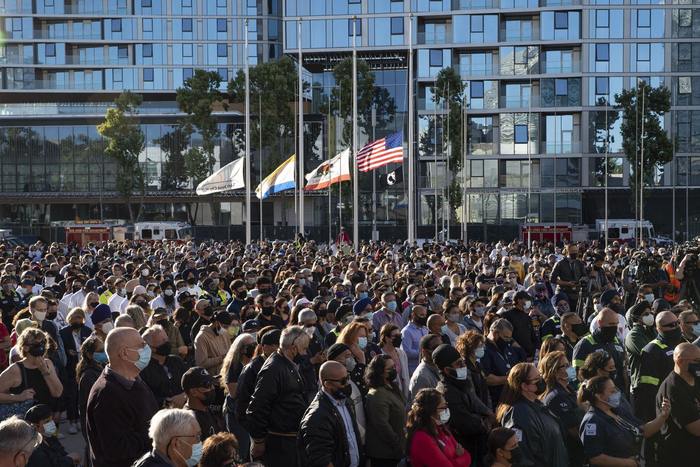 当地时间2021年5月27日，美国加州，千余人聚集在圣何塞市政厅前参加守夜活动，悼念前一日枪击案的遇难者，市政厅亦降半旗向遇难者致哀。刘关关 摄/IC photo