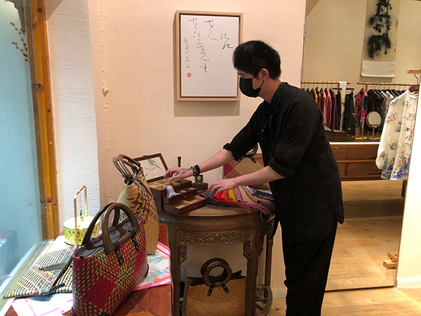 盛唐牡丹店内，陈先生在整理铺位。